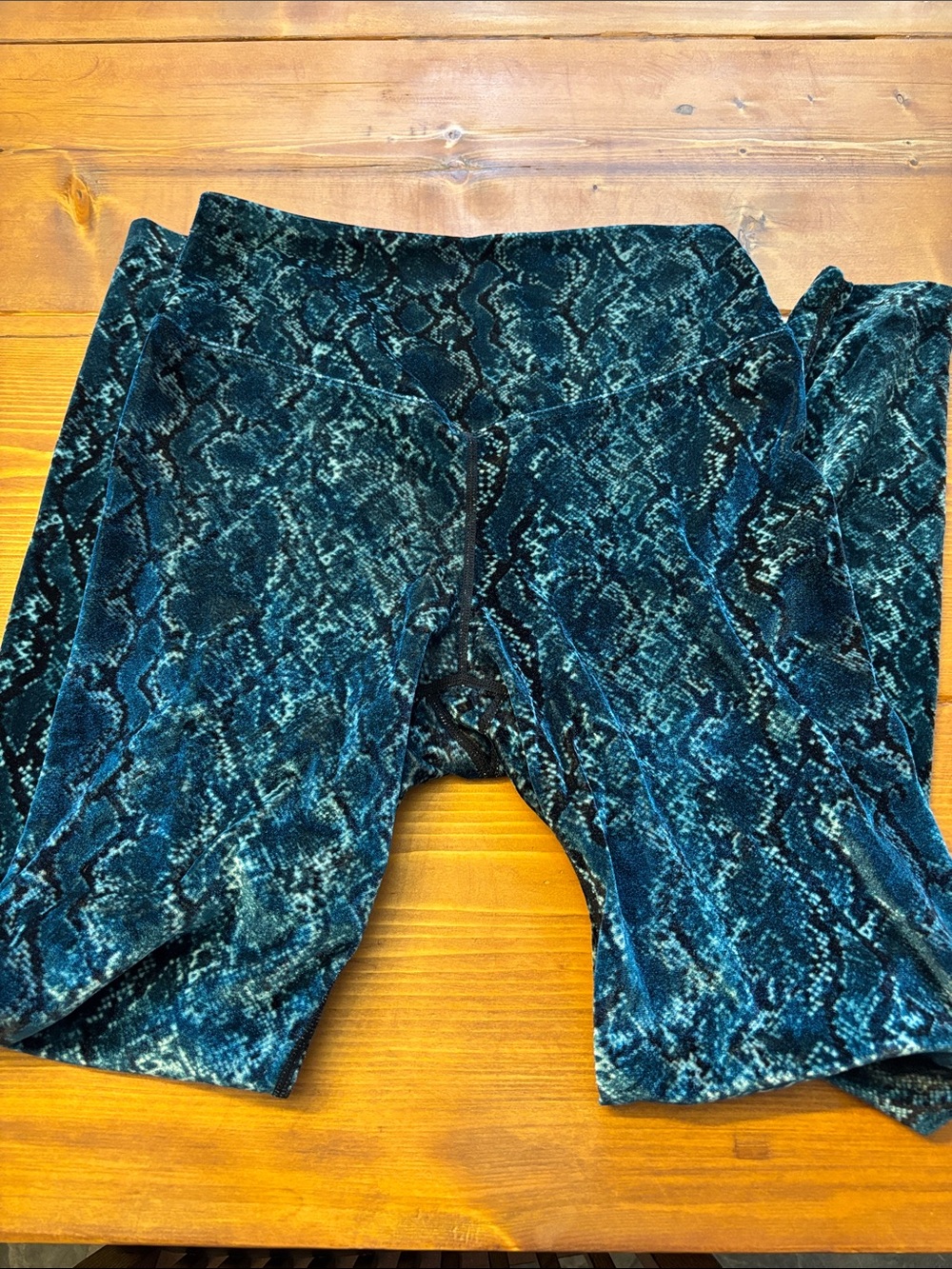 Carbon38 Teal Velvet Snake-Print Leggings, M EUC